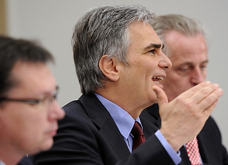 Norbert Darabos, Werner Faymann und Rudolf Hundstorfer präsentieren ihre Pläne zum freiwilligen sozialen Jahr