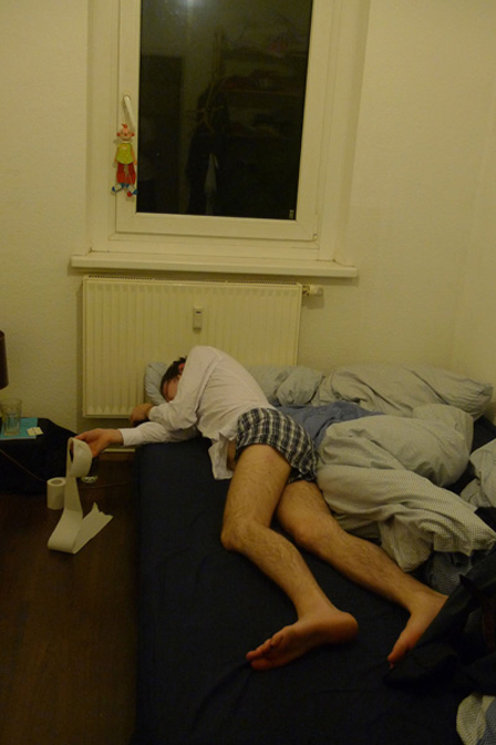 Andreas Spechtl schlafend im Bett