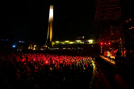 Eine proppenvolle Open Air Arena beim FM4 Geburtstagsfest