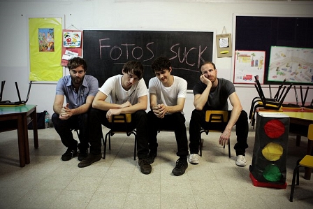 Fotos in der Schule. "Fotos Suck" steht auf der Tafel.