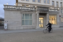 Das Computerspielemuseum auf der Karl-Marx-Allee 93A. Auf den Türen steht in Pixelschrift: "Drücken"