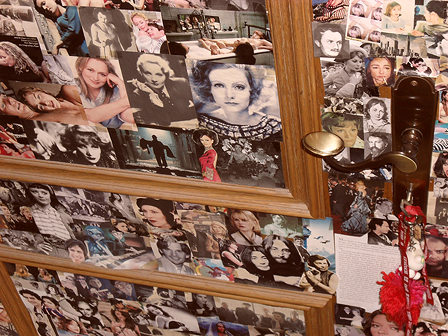 © Eva Hutterer holztuer, vollgeklebt mit kleinen portraits von filmstars, musikerinnen und autorinnen