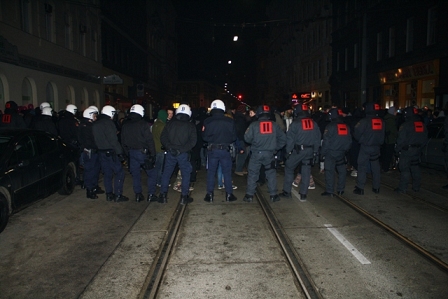 Eine Reihe von Polizisten kesselt DemonstrantInnen in der Westbahnstraße ein