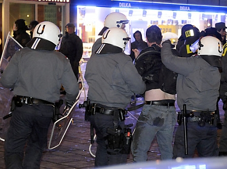 polizei führt demonstranten ab