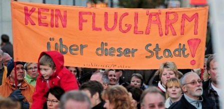 Protestierende mit transparent gegen Fluglärm