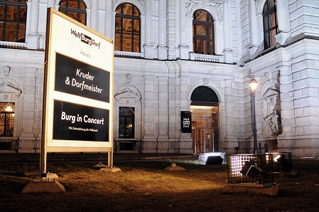 © Daniel Eberharter Kruder & Dorfmeister, Burg in Concert, Schild vor dem Burgtheater