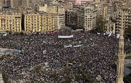 Tahirplatz in Kairo, auf dem sich unzählige Demonstranten versammelt haben