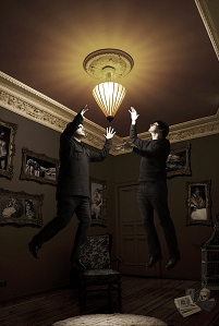 jason Reece und Conrad Keely von Trail Of Dead springen zur Deckenlampe