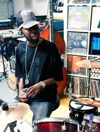 J Dilla im Studio am Schlagzeug, Schallplatten im Hintergrund