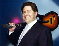 Activision-Blizzard CEO Robert Kotick mit einer "Guitar Hero"-Gitarre auf der Schulter.