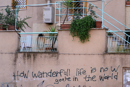 graffiti an einer wand mit rechtschreibfehler how wanderfull life is now your're in the world