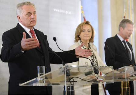 Sozialminister Rudolf Hundstorfer, Innenministerin Maria Fekter und Wirtschaftsminister Reinhold Mitterlehner während der Präsentation der "Rot-Weiß-Rot-Karte"