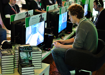 © ORF.at/Nadja Igler Halo-3-Spiele vor Monitoren