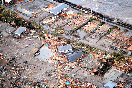 © EPA Vom Tsunami zerstörte Häuser in Iwaki