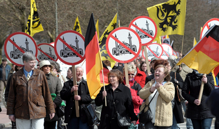 NPD Ahänger und Anhängerinnen bei einer Anti-Ismal-Demonstration in Deutschland.