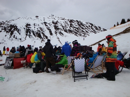 © Simon Welebil 70 Snowboarder auf einem Haufen beim Ridersmeeting. Schlechtes Wetter