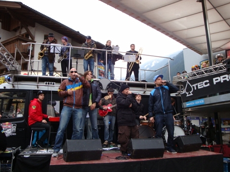 Texta auf einer Bühne vor einem umlackierten Feuerwehrwagen, die SK Invitational Bigband darauf