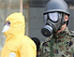 Soldat mit Gasmaske und Person mit Schutzanzug