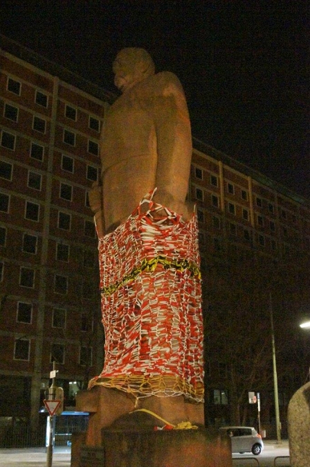 Skulptur von Bismarck eingestrickt 
