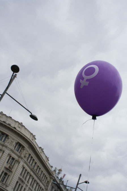 Lila Ballon mit Frauenzeichen