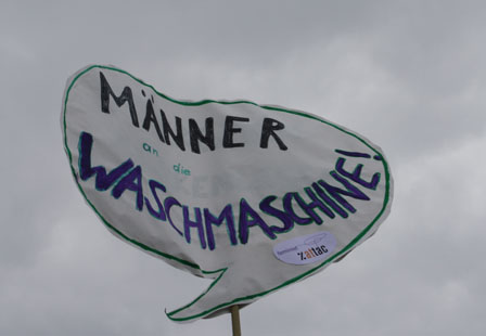 frauendemo schild "männer an die Waschmaschine"