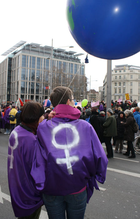 Frauen mit Frauenzeichen-umhang