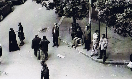 DemonstrantInnen an einem Straßeneck