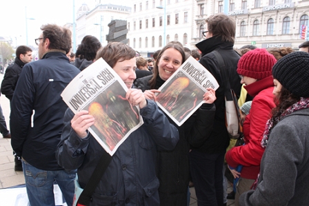 Wiener Fans mit der Zeitung "The Universal Sigh"