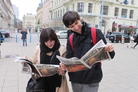 Fans in Wien mit der Zeitung "The UNiversal Sigh"