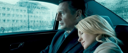 Szenenbild aus "Unknown" Liam Neeson und January Jones in einem taxi sitzend