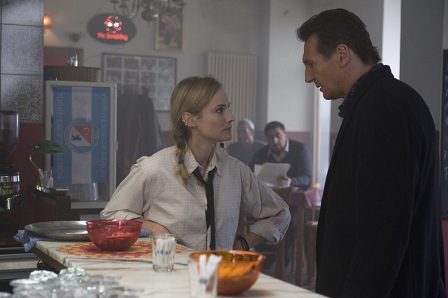 Szenenbild aus "Unknown": Diane Kruger und Liam Neeson in einem türkischen Lokal