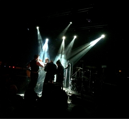 Elbow in a circle live on stage in cambridge 