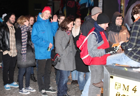 Schlange stehen vor dem FM4 Überraschungskonzert in Graz mit Those Dancing Days