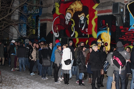 Schlange stehen vor dem FM4 Überraschungskonzert in Graz mit Those Dancing Days