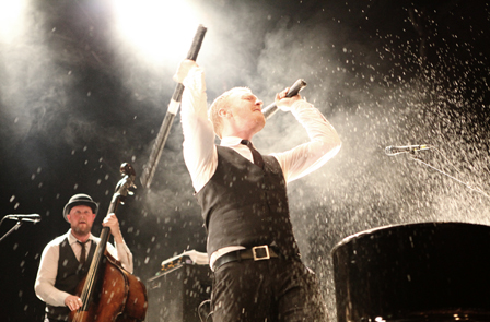 © Niko Ostermann Kaizers Orchestra live im Wiener Gasometer
