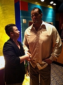 © Maciej Palucki Maciej Palucki gibt dem körperlich viel größeren Wrestling-Star The Great Khali die Hand und sieht dabei nach oben in sein Gesicht.
