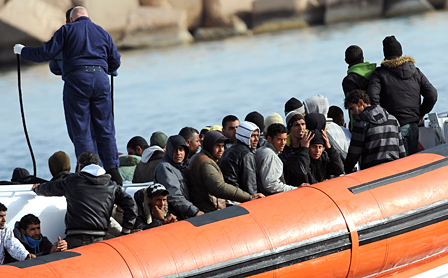 Flüchtlinge auf einem Boot vor Lampedusa