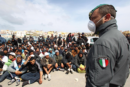 Flüchtlinge im Hafen von Lampedusa