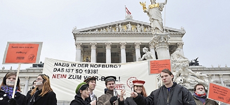 Demonstranten während einer Kundgebung gegen den Ball des Wiener Korporationsringes (WKR) vor dem Parlament am Freitag, 28. Jänner 2011, in Wien