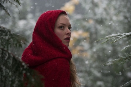 junge Frau mit rotem Cape, Szenenbild aus "Red Riding Hood"