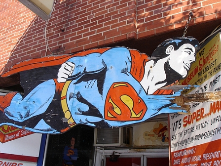 superman holzfigur kaputt vor einem geschaeft