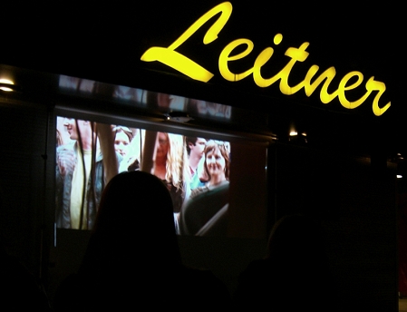 Lendwirbel-Film auf Leinwand im Dunkel gezeigt