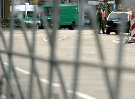 © dpa/Federico Gambarini polizeikontrolle am nato-gipfel 2009
