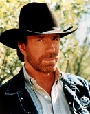 chuck norris mit siebentagebart und filzhut, im wald. am revers das "texas ranger" abzeichen.