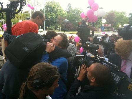 Martin Balluch umarmt anderen Tierschützer nach Freispruch