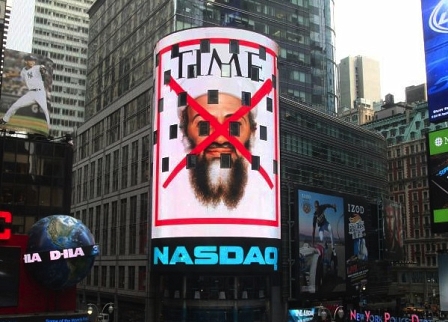 Time square, New York, Screens zeigen das TIME-Cover mit durchgestrichenem Kopf von Osama Bin Laden