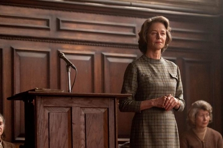 Charlotte Rampling neben einem Rednerpult, Szenenbild aus "Never let me go"