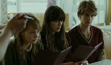 Carey Mulligan, Keira Knightley und Andrew Garfield nebeneinander in einem Diner sitzend, Szenenbild aus "Never let me go"