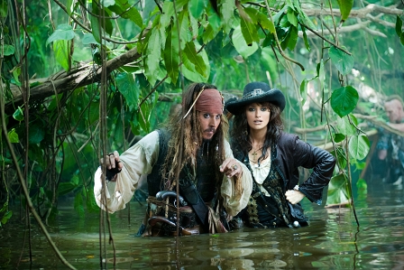 Johnny Depp und Penelope Cruz bis zur Hüfte in Wasser stehend, Szenenbild aus "Pirates of the Caribbean"