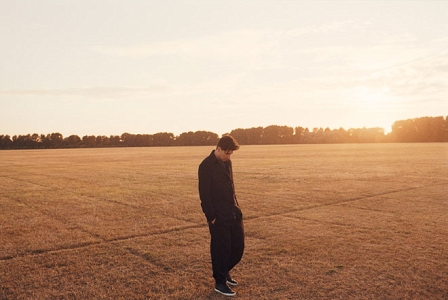 Jamie Woon auf einem Feld
